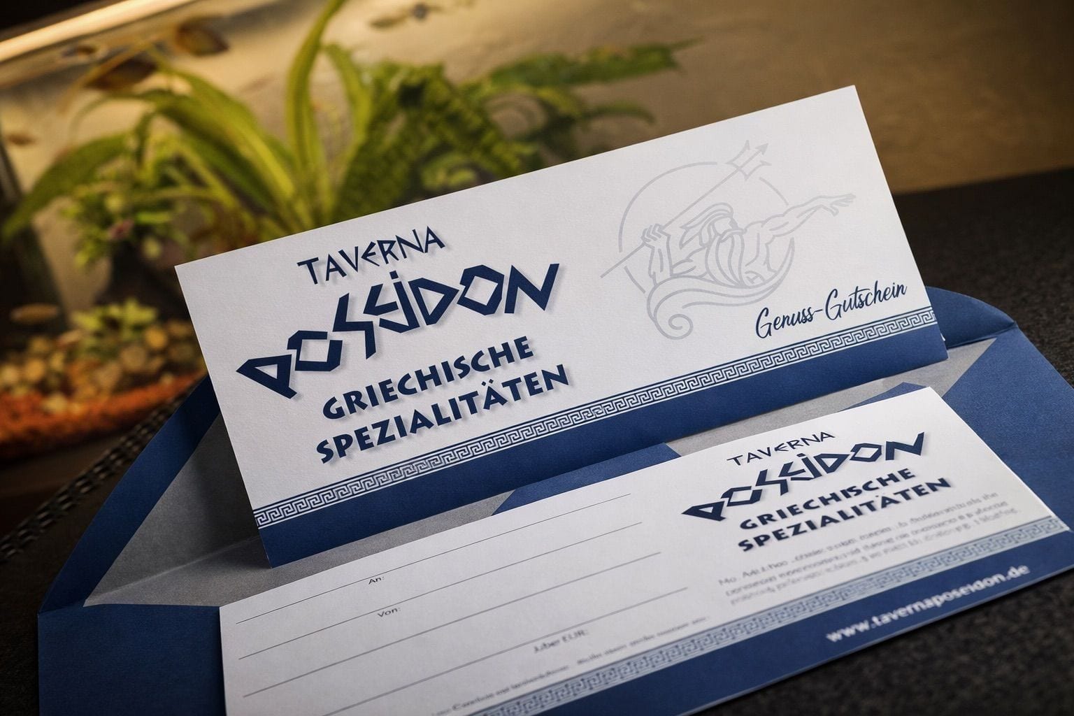 Genuss-Gutschein der Taverna Poseidon mit Wortmarke, Mäander und Poseidon-Signet